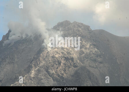 Indonesien. 15. Juni 2017. Das Wachstum der Lava dome Mount Sinabung, es wird immer größer, da der Lavadom Zusammenbruch letzten April 2017. Bildnachweis: Tsabirin Manurung/Pacific Press/Alamy Live-Nachrichten Stockfoto