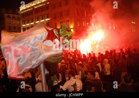 ALGERISCHE FANS feiern Algerien FANS (nur UK-Rechte) Algerien-FANS (nur UK-Rechte), Khartum, SUDAN 18. November 2009 GAB4289 © PHOTOPQR/LA PROVENCE/SOUILLARD BRUNO. MARSEILLE-LE 18.11.2009. JOIE DES ALGERIENS DE MARSEILLE SUR LE VIEUX PORT POUR LEUR QUALIFIKATION EIN LA COUPE DU MONDE DE FOOTBALL.  FRANKREICH 2009/11/18. WM - QUALIFIKATION GEGEN ÄGYPTEN ALGERIEN: ALGERIEN IST QUALIFIZIERT FÜR DIE WM 2010.     WARNUNG! Dieses Foto kann nur für die Zeitung bzw. Zeitschrift redaktionelle Zwecke verwendet werden. Kann nicht werden verwendet für Publikationen unter Einbeziehung 1 Spieler, 1 Club oder 1 Wettbewerb ohne schriftliche Genehmigung Stockfoto