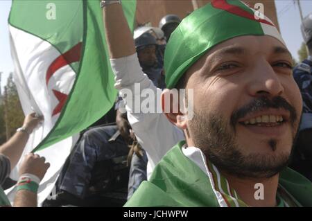 ALGERISCHE FANS feiern Algerien FANS (nur UK-Rechte) Algerien-FANS (nur UK-Rechte), Khartum, SUDAN 18. November 2009 GAB4290 Foto / RYAD KRAMDI/MAXPPP - KHARTOUME. SUDAN, 18.11.09. LES FANS EGYPTIENS, ALGERIENS ET DANS LES RUES DE KHARTOUME, EIN QUELQUES HEURES DU DERNIER ENTSPRECHEN QUI QUALIFERA UNE DES 2 EQUIPES A LA COUPE DE MONDE DU FUßBALL EN AFRIQUE DU SUD EN 2010.  ÄGYPTER UND ALGERIER ANHÄNGER SIND IN DEN STRAßEN VON KHARTOUM, SUDAN, WENIGE STUNDEN VOR EINEM DER 2 MANNSCHAFTEN WERDEN QUALIFIE BEI DER WELTMEISTERSCHAFT DES FUßBALLS IN SÜDAFRIKA IM JAHR 2010.     WARNUNG! Dieses Foto ist nur Stockfoto