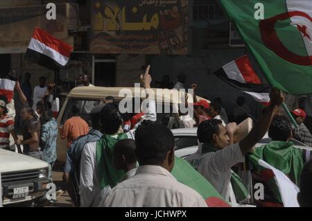 ALGERISCHE FANS feiern Algerien FANS (nur UK-Rechte) Algerien-FANS (nur UK-Rechte), Khartum, SUDAN 18. November 2009 GAB4292 Foto / RYAD KRAMDI/MAXPPP - KHARTOUME. SUDAN, 18.11.09. LES FANS EGYPTIENS, ALGERIENS ET DANS LES RUES DE KHARTOUME, EIN QUELQUES HEURES DU DERNIER ENTSPRECHEN QUI QUALIFERA UNE DES 2 EQUIPES A LA COUPE DE MONDE DU FUßBALL EN AFRIQUE DU SUD EN 2010.  ÄGYPTER UND ALGERIER ANHÄNGER SIND IN DEN STRAßEN VON KHARTOUM, SUDAN, WENIGE STUNDEN VOR EINEM DER 2 MANNSCHAFTEN WERDEN QUALIFIE BEI DER WELTMEISTERSCHAFT DES FUßBALLS IN SÜDAFRIKA IM JAHR 2010.     WARNUNG! Dieses Foto ist nur Stockfoto