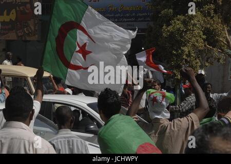 ALGERISCHE FANS feiern Algerien FANS (nur UK-Rechte) Algerien-FANS (nur UK-Rechte), Khartum, SUDAN 18. November 2009 GAB4293 Foto / RYAD KRAMDI/MAXPPP - KHARTOUME. SUDAN, 18.11.09. LES FANS EGYPTIENS, ALGERIENS ET DANS LES RUES DE KHARTOUME, EIN QUELQUES HEURES DU DERNIER ENTSPRECHEN QUI QUALIFERA UNE DES 2 EQUIPES A LA COUPE DE MONDE DU FUßBALL EN AFRIQUE DU SUD EN 2010.  ÄGYPTER UND ALGERIER ANHÄNGER SIND IN DEN STRAßEN VON KHARTOUM, SUDAN, WENIGE STUNDEN VOR EINEM DER 2 MANNSCHAFTEN WERDEN QUALIFIE BEI DER WELTMEISTERSCHAFT DES FUßBALLS IN SÜDAFRIKA IM JAHR 2010.     WARNUNG! Dieses Foto ist nur Stockfoto