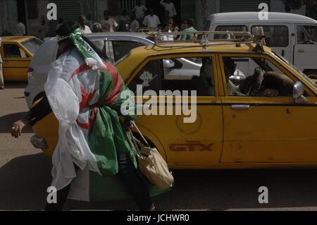 ALGERISCHE FANS feiern Algerien FANS (nur UK-Rechte) Algerien-FANS (nur UK-Rechte), Khartum, SUDAN 18. November 2009 GAB4294 Foto / RYAD KRAMDI/MAXPPP - KHARTOUME. SUDAN, 18.11.09. LES FANS EGYPTIENS, ALGERIENS ET DANS LES RUES DE KHARTOUME, EIN QUELQUES HEURES DU DERNIER ENTSPRECHEN QUI QUALIFERA UNE DES 2 EQUIPES A LA COUPE DE MONDE DU FUßBALL EN AFRIQUE DU SUD EN 2010.  ÄGYPTER UND ALGERIER ANHÄNGER SIND IN DEN STRAßEN VON KHARTOUM, SUDAN, WENIGE STUNDEN VOR EINEM DER 2 MANNSCHAFTEN WERDEN QUALIFIE BEI DER WELTMEISTERSCHAFT DES FUßBALLS IN SÜDAFRIKA IM JAHR 2010.     WARNUNG! Dieses Foto ist nur Stockfoto