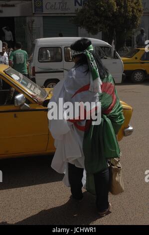 ALGERISCHE FANS feiern Algerien FANS (nur UK-Rechte) Algerien-FANS (nur UK-Rechte), Khartum, SUDAN 18. November 2009 GAB4295 Foto / RYAD KRAMDI/MAXPPP - KHARTOUME. SUDAN, 18.11.09. LES FANS EGYPTIENS, ALGERIENS ET DANS LES RUES DE KHARTOUME, EIN QUELQUES HEURES DU DERNIER ENTSPRECHEN QUI QUALIFERA UNE DES 2 EQUIPES A LA COUPE DE MONDE DU FUßBALL EN AFRIQUE DU SUD EN 2010.  ÄGYPTER UND ALGERIER ANHÄNGER SIND IN DEN STRAßEN VON KHARTOUM, SUDAN, WENIGE STUNDEN VOR EINEM DER 2 MANNSCHAFTEN WERDEN QUALIFIE BEI DER WELTMEISTERSCHAFT DES FUßBALLS IN SÜDAFRIKA IM JAHR 2010.     WARNUNG! Dieses Foto ist nur Stockfoto