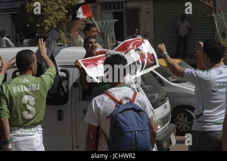 ALGERISCHE FANS feiern Algerien FANS (nur UK-Rechte) Algerien-FANS (nur UK-Rechte), Khartum, SUDAN 18. November 2009 GAB4291 Foto / RYAD KRAMDI/MAXPPP - KHARTOUME. SUDAN, 18.11.09. LES FANS EGYPTIENS, ALGERIENS ET DANS LES RUES DE KHARTOUME, EIN QUELQUES HEURES DU DERNIER ENTSPRECHEN QUI QUALIFERA UNE DES 2 EQUIPES A LA COUPE DE MONDE DU FUßBALL EN AFRIQUE DU SUD EN 2010.  ÄGYPTER UND ALGERIER ANHÄNGER SIND IN DEN STRAßEN VON KHARTOUM, SUDAN, WENIGE STUNDEN VOR EINEM DER 2 MANNSCHAFTEN WERDEN QUALIFIE BEI DER WELTMEISTERSCHAFT DES FUßBALLS IN SÜDAFRIKA IM JAHR 2010.     WARNUNG! Dieses Foto ist nur Stockfoto