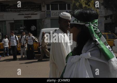 ALGERISCHE FANS feiern Algerien FANS (nur UK-Rechte) Algerien-FANS (nur UK-Rechte), Khartum, SUDAN 18. November 2009 GAB4296 Foto / RYAD KRAMDI/MAXPPP - KHARTOUME. SUDAN, 18.11.09. LES FANS EGYPTIENS, ALGERIENS ET DANS LES RUES DE KHARTOUME, EIN QUELQUES HEURES DU DERNIER ENTSPRECHEN QUI QUALIFERA UNE DES 2 EQUIPES A LA COUPE DE MONDE DU FUßBALL EN AFRIQUE DU SUD EN 2010.  ÄGYPTER UND ALGERIER ANHÄNGER SIND IN DEN STRAßEN VON KHARTOUM, SUDAN, WENIGE STUNDEN VOR EINEM DER 2 MANNSCHAFTEN WERDEN QUALIFIE BEI DER WELTMEISTERSCHAFT DES FUßBALLS IN SÜDAFRIKA IM JAHR 2010.     WARNUNG! Dieses Foto ist nur Stockfoto