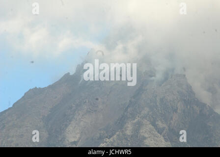 Indonesien. 15. Juni 2017. Das Wachstum der Lava dome Mount Sinabung, es wird immer größer, da der Lavadom Zusammenbruch letzten April 2017. Bildnachweis: Tsabirin Manurung/Pacific Press/Alamy Live-Nachrichten Stockfoto