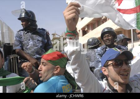 ALGERISCHE FANS feiern Algerien FANS (nur UK-Rechte) Algerien-FANS (nur UK-Rechte), Khartum, SUDAN 18. November 2009 GAB4297 Foto / RYAD KRAMDI/MAXPPP - KHARTOUME. SUDAN, 18.11.09. LES FANS EGYPTIENS, ALGERIENS ET DANS LES RUES DE KHARTOUME, EIN QUELQUES HEURES DU DERNIER ENTSPRECHEN QUI QUALIFERA UNE DES 2 EQUIPES A LA COUPE DE MONDE DU FUßBALL EN AFRIQUE DU SUD EN 2010.  ÄGYPTER UND ALGERIER ANHÄNGER SIND IN DEN STRAßEN VON KHARTOUM, SUDAN, WENIGE STUNDEN VOR EINEM DER 2 MANNSCHAFTEN WERDEN QUALIFIE BEI DER WELTMEISTERSCHAFT DES FUßBALLS IN SÜDAFRIKA IM JAHR 2010.     WARNUNG! Dieses Foto ist nur Stockfoto