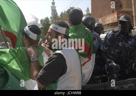 ALGERISCHE FANS feiern Algerien FANS (nur UK-Rechte) Algerien-FANS (nur UK-Rechte), Khartum, SUDAN 18. November 2009 GAB4298 Foto / RYAD KRAMDI/MAXPPP - KHARTOUME. SUDAN, 18.11.09. LES FANS EGYPTIENS, ALGERIENS ET DANS LES RUES DE KHARTOUME, EIN QUELQUES HEURES DU DERNIER ENTSPRECHEN QUI QUALIFERA UNE DES 2 EQUIPES A LA COUPE DE MONDE DU FUßBALL EN AFRIQUE DU SUD EN 2010.  ÄGYPTER UND ALGERIER ANHÄNGER SIND IN DEN STRAßEN VON KHARTOUM, SUDAN, WENIGE STUNDEN VOR EINEM DER 2 MANNSCHAFTEN WERDEN QUALIFIE BEI DER WELTMEISTERSCHAFT DES FUßBALLS IN SÜDAFRIKA IM JAHR 2010.     WARNUNG! Dieses Foto ist nur Stockfoto