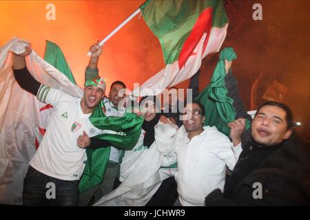 ALGERISCHE FANS feiern Algerien FANS (nur UK-Rechte) Algerien-FANS (nur UK-Rechte), Khartum, SUDAN 18. November 2009 GAB4299 Foto / RYAD KRAMDI/MAXPPP - KHARTOUME. SUDAN, 18.11.09. LES FANS EGYPTIENS, ALGERIENS ET DANS LES RUES DE KHARTOUME, EIN QUELQUES HEURES DU DERNIER ENTSPRECHEN QUI QUALIFERA UNE DES 2 EQUIPES A LA COUPE DE MONDE DU FUßBALL EN AFRIQUE DU SUD EN 2010.  ÄGYPTER UND ALGERIER ANHÄNGER SIND IN DEN STRAßEN VON KHARTOUM, SUDAN, WENIGE STUNDEN VOR EINEM DER 2 MANNSCHAFTEN WERDEN QUALIFIE BEI DER WELTMEISTERSCHAFT DES FUßBALLS IN SÜDAFRIKA IM JAHR 2010.     WARNUNG! Dieses Foto ist nur Stockfoto