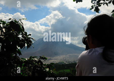 Indonesien. 15. Juni 2017. Das Wachstum der Lava dome Mount Sinabung, es wird immer größer, da der Lavadom Zusammenbruch letzten April 2017. Bildnachweis: Tsabirin Manurung/Pacific Press/Alamy Live-Nachrichten Stockfoto