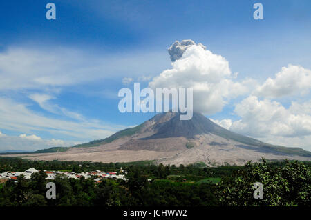 Indonesien. 15. Juni 2017. Das Wachstum der Lava dome Mount Sinabung, es wird immer größer, da der Lavadom Zusammenbruch letzten April 2017. Bildnachweis: Tsabirin Manurung/Pacific Press/Alamy Live-Nachrichten Stockfoto