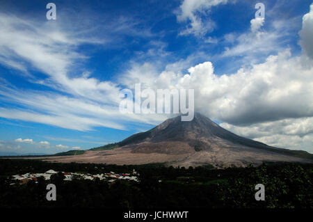 Indonesien. 15. Juni 2017. Das Wachstum der Lava dome Mount Sinabung, es wird immer größer, da der Lavadom Zusammenbruch letzten April 2017. Bildnachweis: Tsabirin Manurung/Pacific Press/Alamy Live-Nachrichten Stockfoto