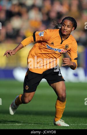 MICHAEL MANCIENNE WOLVERHAMPTON WANDERERS FC Wölfe V BIRMINGHAM MOLINEUX STADIUM, WOLVERHAMPTON, ENGLAND 29. November 2009 GAB5322 Warnung! Dieses Foto kann nur für die Zeitung bzw. Zeitschrift redaktionelle Zwecke verwendet werden. Darf nicht für Internet/Online-Nutzung Nor für Publikationen unter Einbeziehung 1 Spieler, 1 Club oder 1 Wettbewerb, ohne schriftliche Genehmigung von Football DataCo Ltd. Für Rückfragen, bitte Kontakt Football DataCo Ltd unter + 44 (0) 207 864 9121 Stockfoto