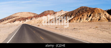 Schönen Tag strahlend blauen Himmel und Landstraße im Death Valley Stockfoto