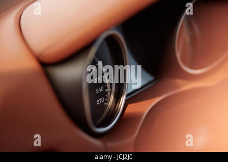 Tacho von Luxus Auto Stockfoto