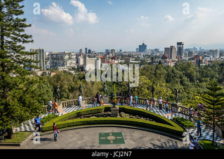 Chapultepec Terrasse Garten Blick auf das Schloss mit Skyline der Stadt - Mexiko-Stadt, Mexiko Stockfoto