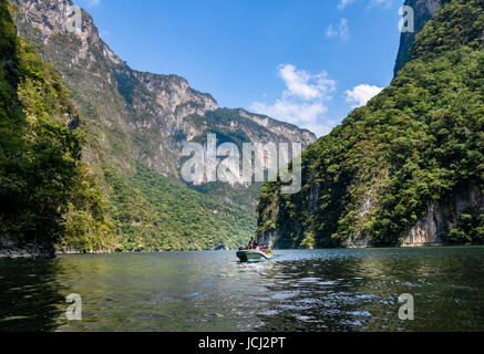 Boot mit Menschen im Sumidero Canyon - Chiapas, Mexiko Stockfoto