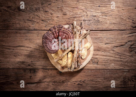 Traditionelle koreanische Medizin, Sibirischer Ginseng und Lakritze Stockfoto