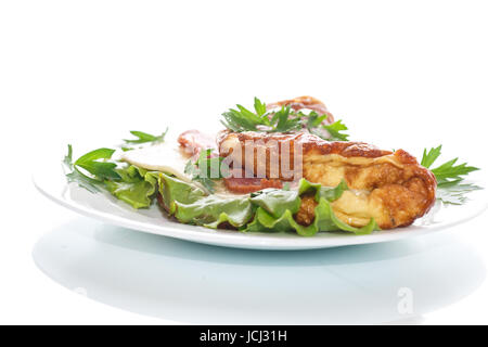 Rührei mit frischen Kräutern auf weißem Hintergrund Stockfoto