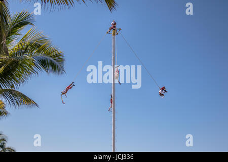 Tanz der Papantla Flyer (Voladores de Papantla) - Puerto Vallarta, Jalisco, Mexiko Stockfoto