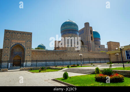 Blick auf Bibi Khanum Mausoleum mit Garten herum, Samarkand, Usbekistan. Stockfoto