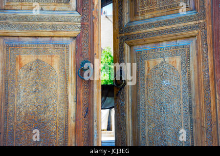 Aus Holz geschnitzte Tür an Shah Zinda Mausoleum, Samarkand, Usbekistan Stockfoto