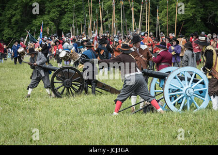 Royalistische Armee / Cavaliers laden eine Kanone in der Schlacht bei einer versiegelt Knoten English Civil war Reenactment-Ereignis. Charlton Park, Malmesbury, Wiltshire, UK. Stockfoto