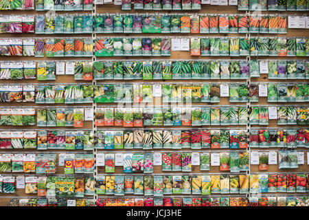 Gemüsesaatgut Pakete auf dem Display in ein Gartencenter. UK Stockfoto