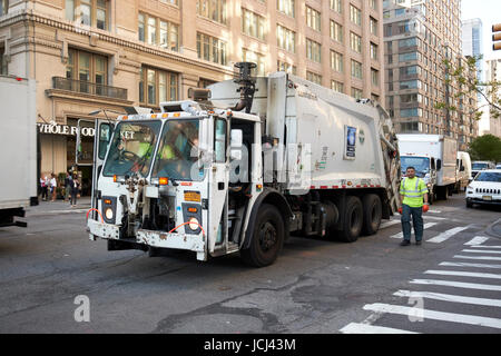 New York City Sanitation LKW entleeren Straße Müllcontainer Straßen New York USA Stockfoto