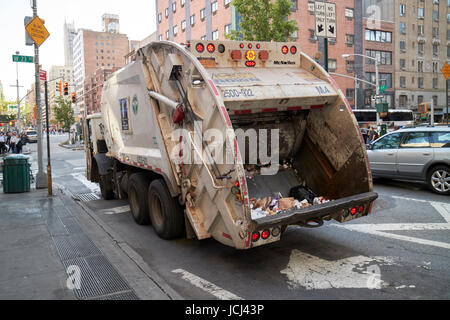 New York City Sanitation LKW entleeren Straße Müllcontainer Straßen New York USA Stockfoto