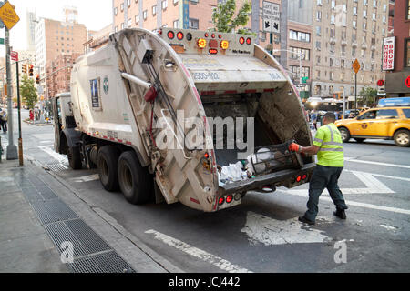 New York City Sanitation LKW Arbeiter leeren Straße Lagerplätze New York Straßen USA Stockfoto