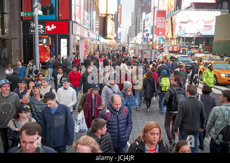 Menschen überqueren Zebrastreifen voll beschäftigt Bürgersteig am Abend Abend in Times Square New York City USA Stockfoto