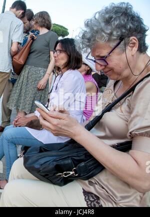 Rom, Italien. 15. Juni 2017. 15 Juni zu nennen, im Internet surfen, senden Sie SMS von jedem der 28 EU-Länder (einschließlich Norwegen, Liechtenstein und Island) werden zum gleichen Preis wie Ihre eigenen, je nach Tarif die Prepaid-Karte. Bildnachweis: Patrizia Cortellessa/Pacific Press/Alamy Live-Nachrichten Stockfoto