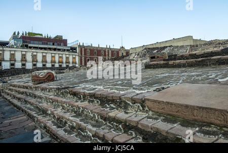 Azteken-Tempel (Templo Mayor) und Kopf der Schlange auf Ruinen von Tenochtitlan - Mexiko-Stadt, Mexiko Stockfoto