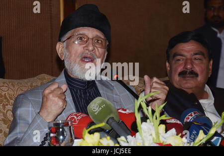 Lahore, Pakistan. 16. Juni 2017. Dr. Tahir-Ul-Qadri pakistanisch Politiker und islamischer Gelehrter des Sufismus Kopf von Pakistan Awami Tehreek (Klaps) auch Gründer und Vorsitzender des Minhaj-Ul-Quran im Gespräch mit Medien Personen während einer Pressekonferenz gegen die Regierung in einem örtlichen Hotel. Bildnachweis: Rana Sajid Hussain/Pacific Press/Alamy Live-Nachrichten Stockfoto