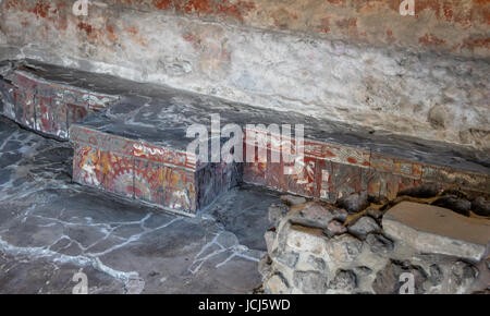 Bunte Flachrelief Schnitzen in steinernen Bänken des aztekischen Tempel (Templo Mayor) an Ruinen von Tenochtitlan - Mexiko-Stadt, Mexiko Stockfoto