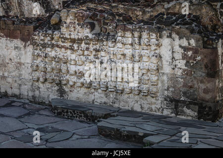 Tzompantli Altar mit geschnitzten Schädel Zeilen im Azteken-Tempel (Templo Mayor) an Ruinen von Tenochtitlan - Mexiko-Stadt, Mexiko Stockfoto