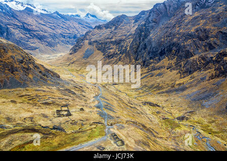 Blick hinunter auf die Inka-Ruinen in einem Tal von hoch oben in den Anden Berge der Cordillera Real in der Nähe von La Paz, Bolivien Stockfoto