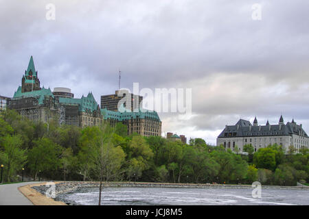 Ottawa, Kanada, Parliament Hill, Skyline-Blick vom Fluss während der Dämmerung Stockfoto