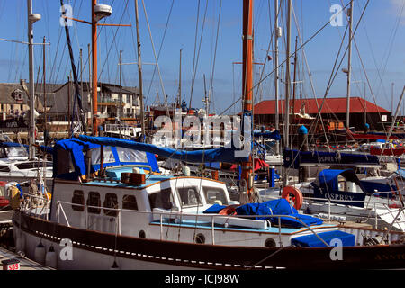 Yachten im Hafen in Arbroath Hafen, Schottland, UK Stockfoto