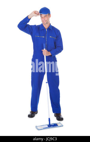 Ältere männliche Arbeiter In Boilersuit Bodenreinigung Over White Background Stockfoto