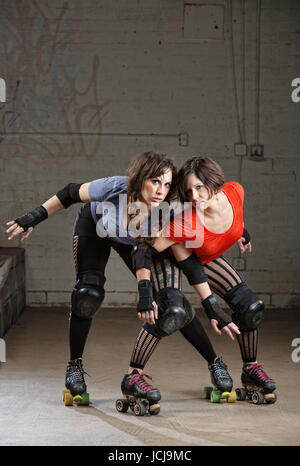 Paar schöne weibliche Roller Derby Skater in Aktion-pose Stockfoto