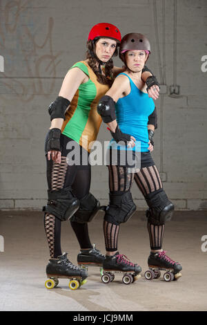 Schweren Erwachsenen weiblichen Roller Derby Skater als Freunde Stockfoto