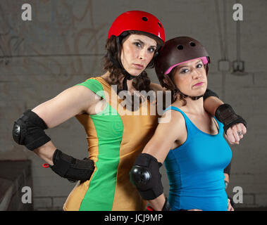 Zuversichtlich weibliche Roller Derby skating Partner zusammenstehen Stockfoto