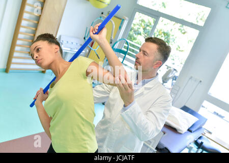 männliche Physiotherapeuten geben Arm massage, Patientin in der Klinik Stockfoto