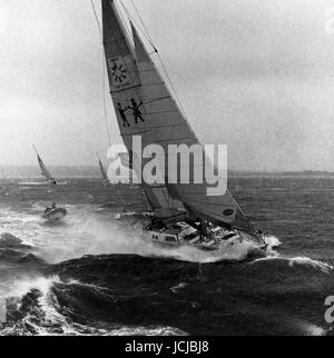 AJAX-NEWS-FOTOS. 29. SEPTEMBER 1996. SOLENT, ENGLAND. -BT-GLOBALE HERAUSFORDERUNG RENNEN - SPEICHERN DIE KINDER KÄMPFE DURCH SCHWERES WETTER ZU BEGINN DES RENNENS IN DEN SOLENT. FOTO: JONATHAN EASTLAND/AJAX. REF: 962909 27 Stockfoto