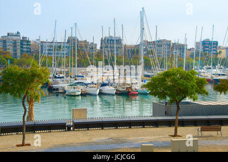 Yachten in berühmten Port Vell Marina in Barcelona, Spanien Stockfoto