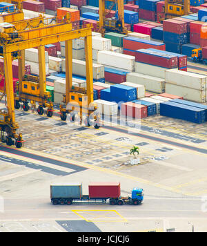 Lange Fahrzeug LKW beladen mit Containern in Singapur Industriehafen Stockfoto