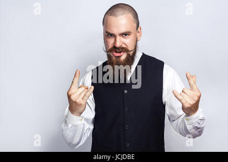 Rock. Gut aussehend Geschäftsmann mit Bart und Schnurrbart Blick in die Kamera mit Rock And Roll singen. Studio gedreht, auf grauem Hintergrund. Stockfoto