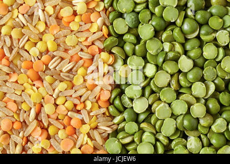 Grüne Erbsen und Mischung aus Thai-Reis, rote und gelbe Linsen, Hafer. Stockfoto